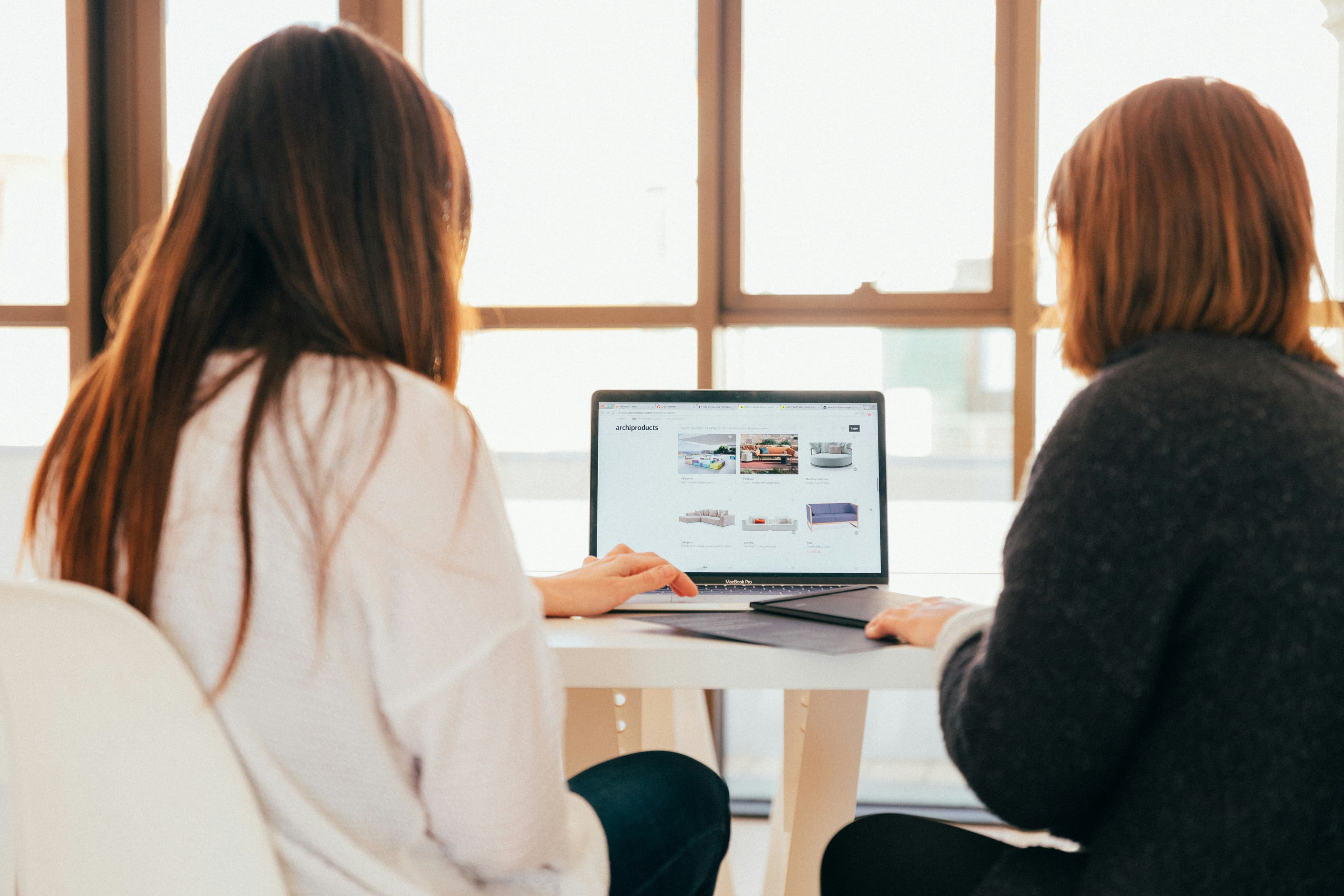 Les deux développeurs du studio au travail sur leurs postes